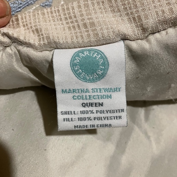 MARTHA STEWART COLLECTION QUEEN COMFORTER, TWO SHAMS & ONE BOLSTER - Picture 4 of 6